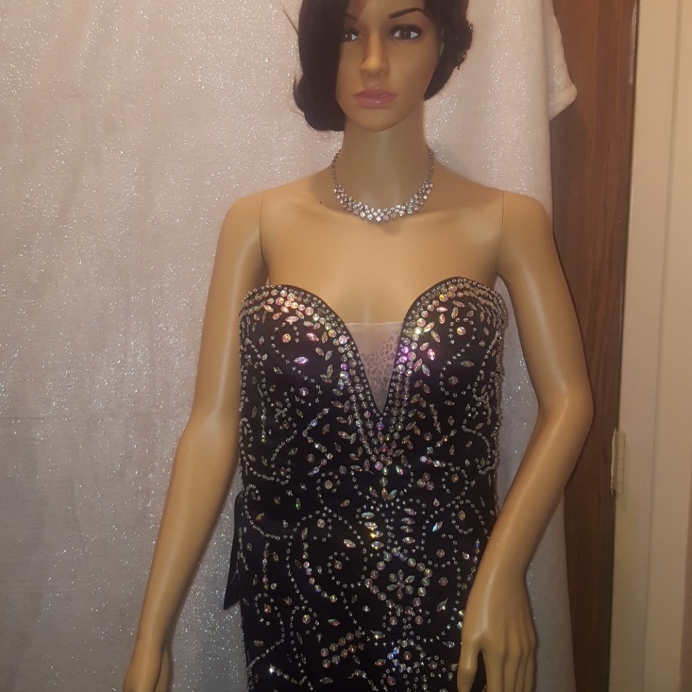 Women's Strapless Sweetheart Gown